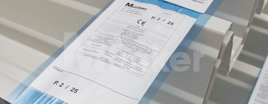 Das Bild zeigt einen unsere Paketaufkleber mit der CE Kennzeichnung