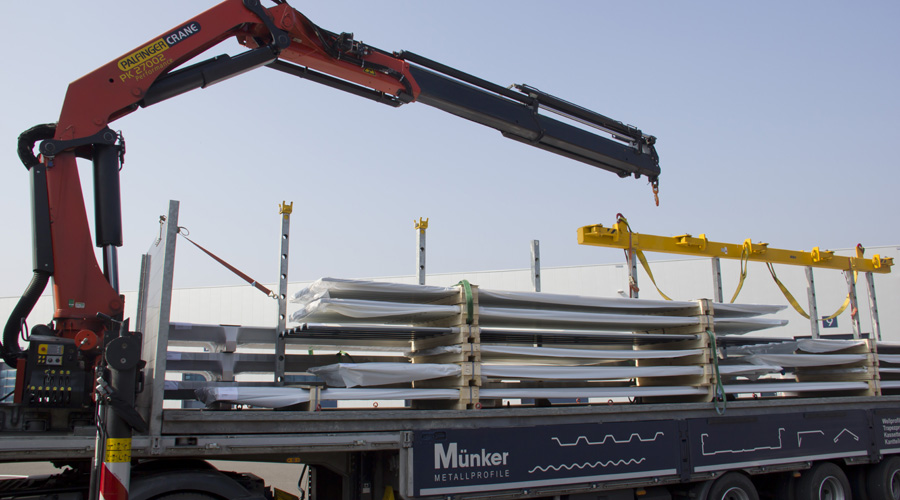 Das Bild zeigt einen unserer Auflieger zum Liefern unserer Produkte