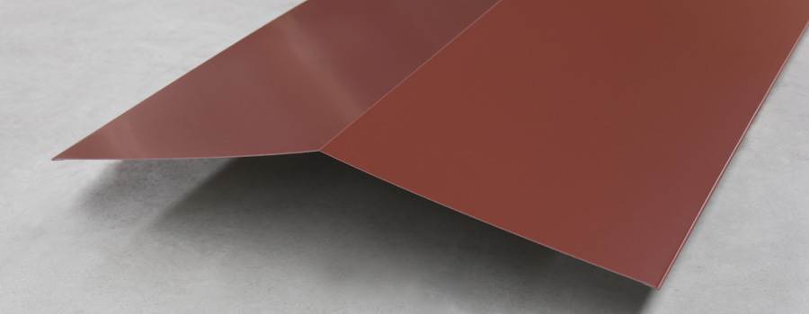 Das Bild zeigt ein Firstblech in der Farbe RAL 8012 Rotbraun