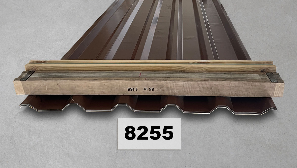 Metall-Dachpaneel, Gewelltes Metall, braunes Paneel, galvanisierter Stahl, Baumaterial