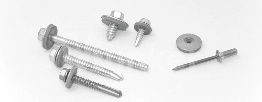 Das Bild zeigt verschiedene Varianten von Fassadenbauschrauben aus Edelstahl
