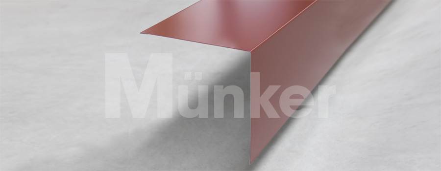 Das Bild zeigt eine gekantete Aussenecke in der Farbe RAL 8012 Rotbraun