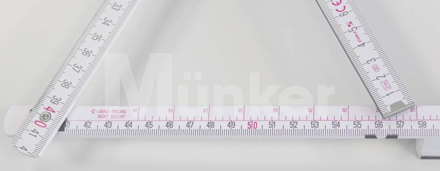 Die Dachneigung zur Bestellung eines Firstblechs, kann man ermitteln mit Hilfe eines Zollstockes (Zollstockmaß)