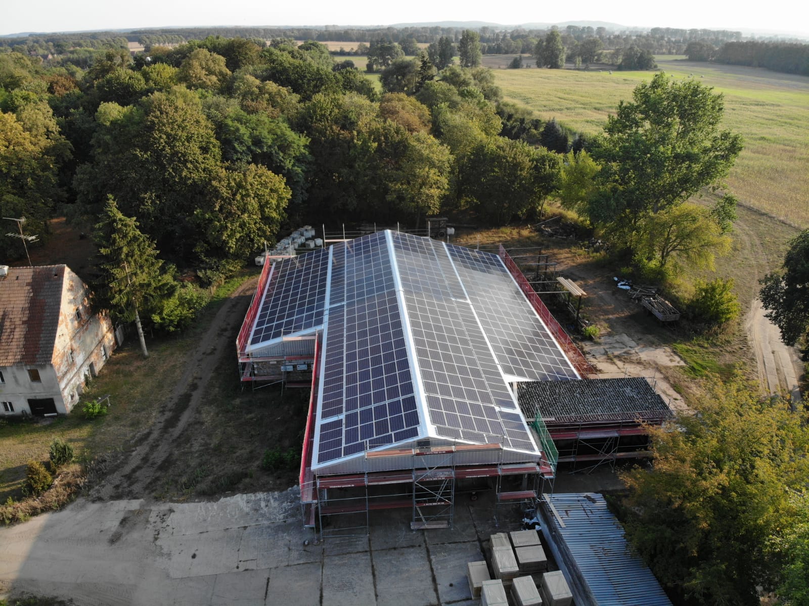 Das Bild zeigt Trapezbleche mit Solaranlage