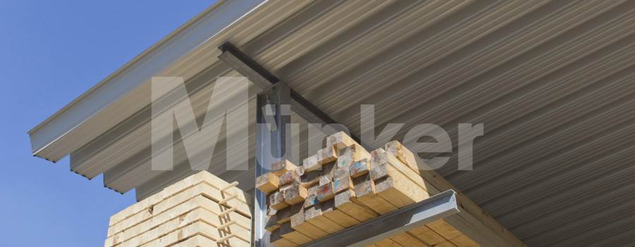 Das Bild zeigt ein Nahaufnahme von einem Dach mit Dachblechen