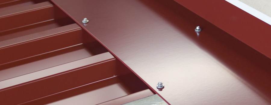 Das Bild zeigt ein Ortgangprofil in rotbraun