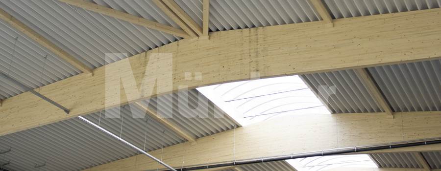 Das Bild zeigt ein Beispiel für ein Blechdach auf einer Holzkonstruktion