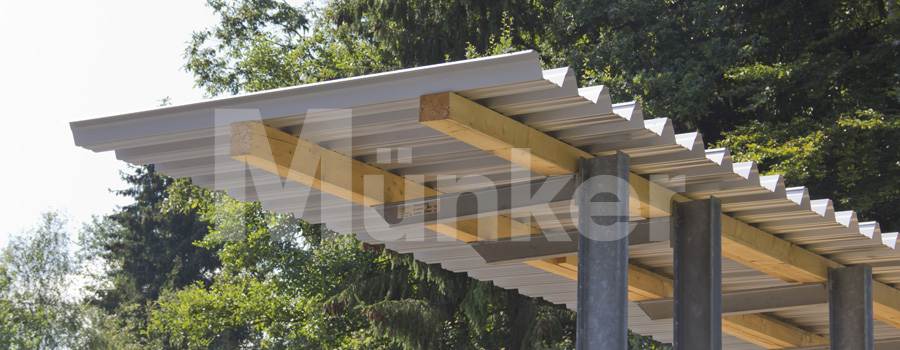 Das Bild zeigt ein Bedachung für ein Holzlager mit kurzen Trapezblechen