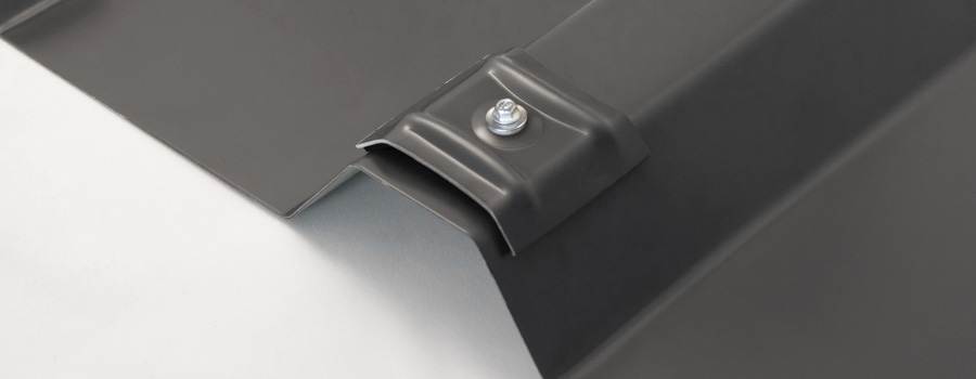 Das Bild zeigt eine befestigte Kalotte auf dem Obergurt des Trapezbleches