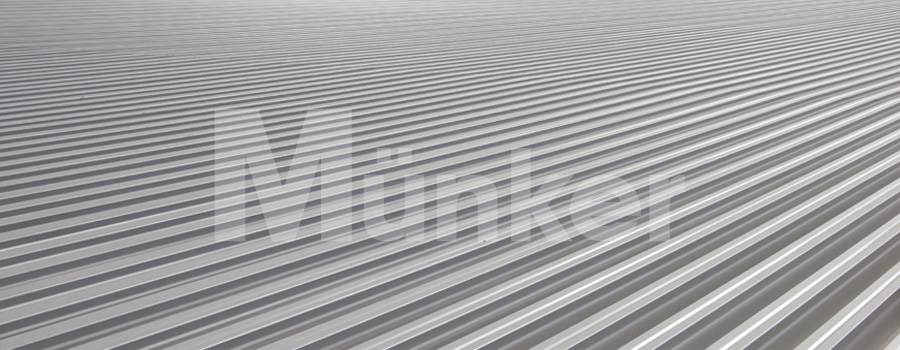 Das Bild zeigt eine Draufsicht von einem Dach mit Dachblechen