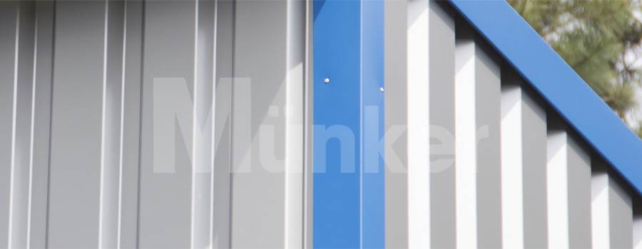Das Bild zeigt eine montierte Aussenecke in blau auf grauem Trapezblech zum Abschluß der Ecken