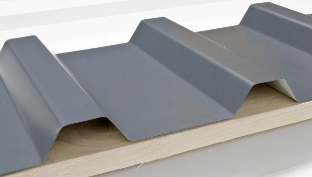 Das Bild zeigt ein Trapezblech ohne eine Profilfüllerleiste in den Sicken