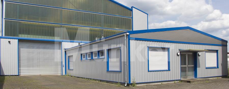 Das Bild zeigt eine Giebelverkleidung in enzianblau