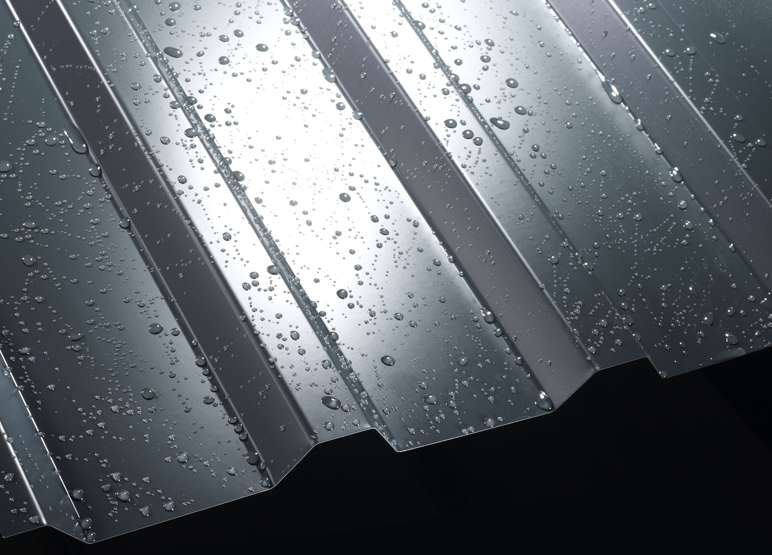 Das Bild zeigt die Ansicht eines Trapezbleches mit Wassertropfen