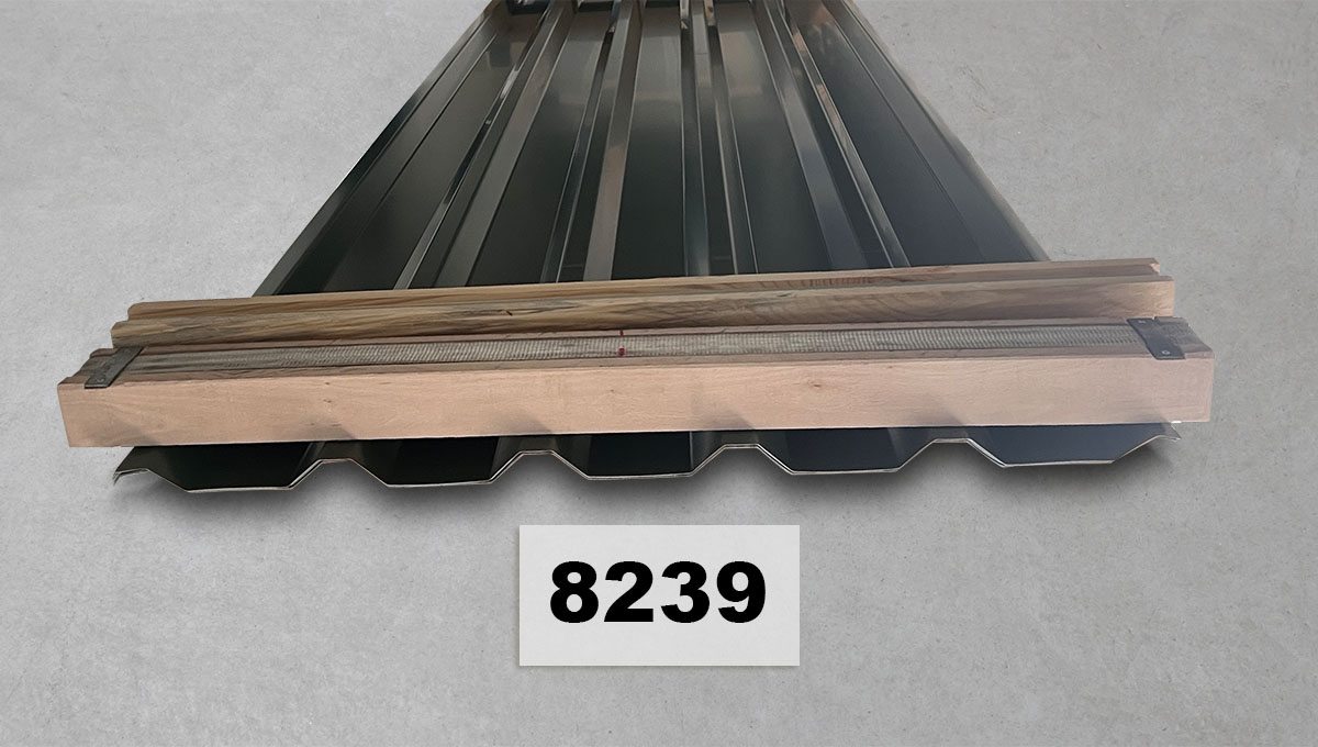 Stahlblech, Dachblech, Profilblech, Holzbalken, Nummer 8239