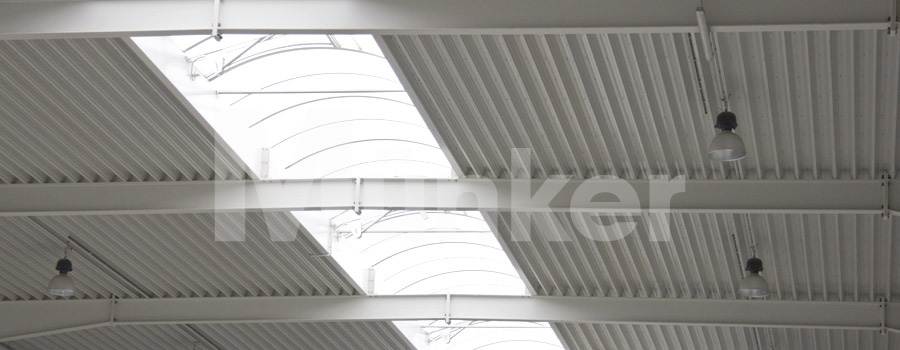 Das Bild zeigt ein Dach mit einer Stahlunterkonstruktion