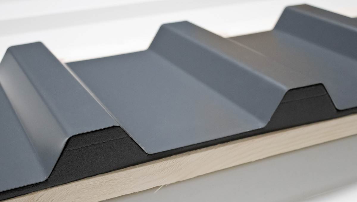 Das Bild zeigt ein Trapezblech mit einer Profilfüllerleiste in den Sicken