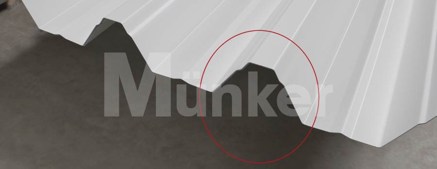 Das Bild zeigt, mit einem roten Kreis gekennzeichnet, den Bereich der Hochsicke an einem Trapezblech