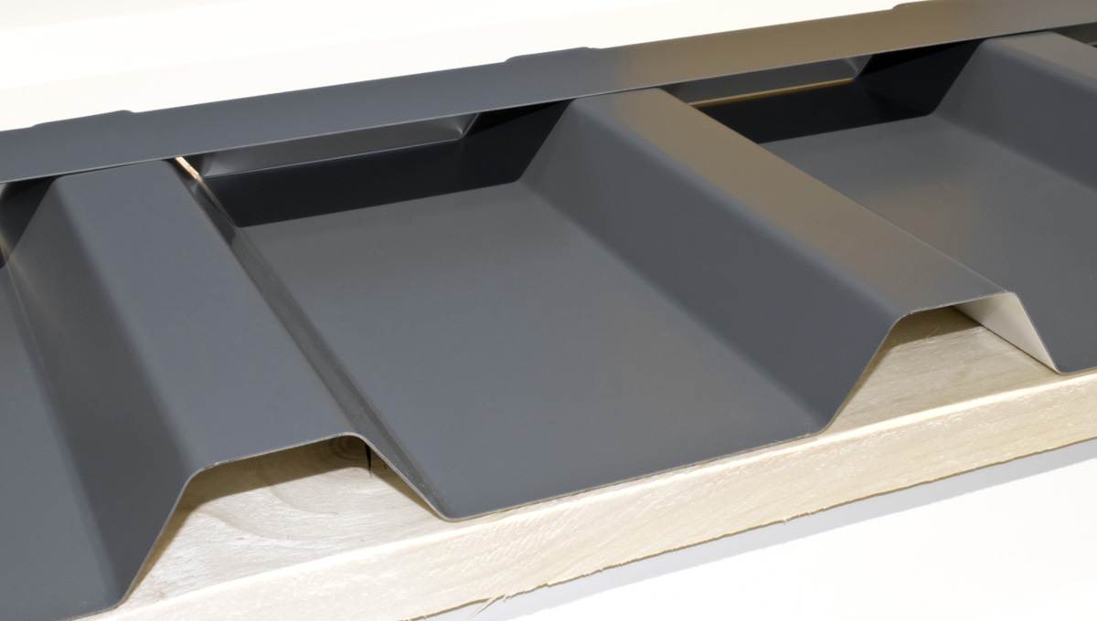 Das Bild zeigt ein Trapezblech mit angebrachtem Zahnblech in der großen Sicke